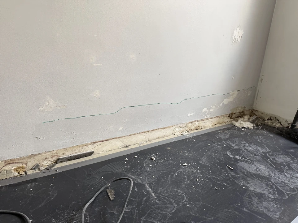 Préparation du mur avant traitement humidité