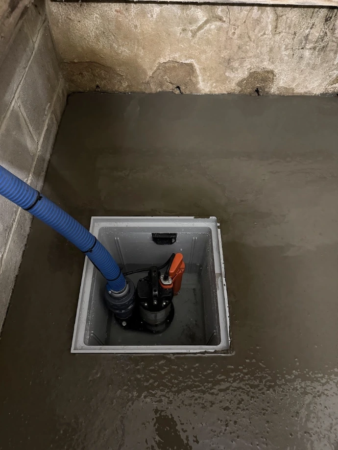 Puisard avec pompe de relevage pour drainage de cave